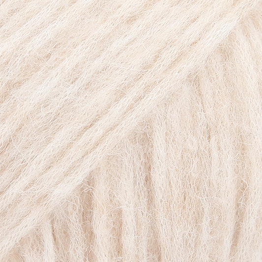 Detailaufnahme von der Wolle DROPS Air in der Farbe 02 weizen.