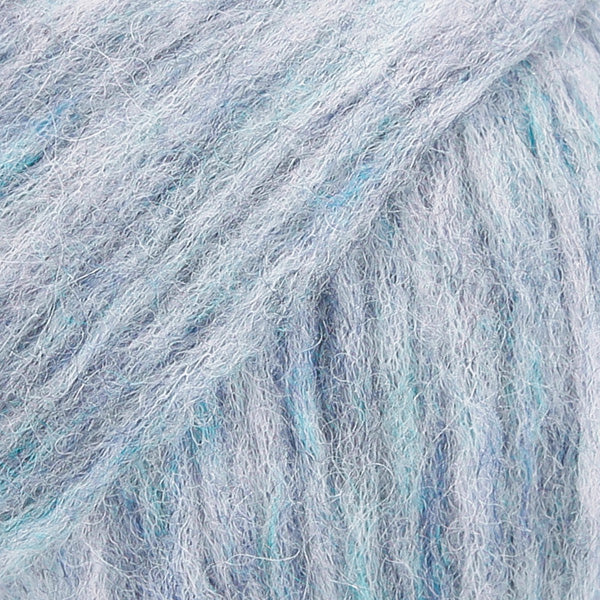 Detailaufnahme von der Wolle DROPS Air in der Farbe 10 nebel. Nebel ist ein zarter lila-hellblau Mix.