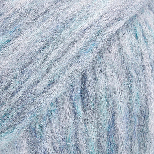 Detailaufnahme von der Wolle DROPS Air in der Farbe 10 nebel. Nebel ist ein zarter lila-hellblau Mix.