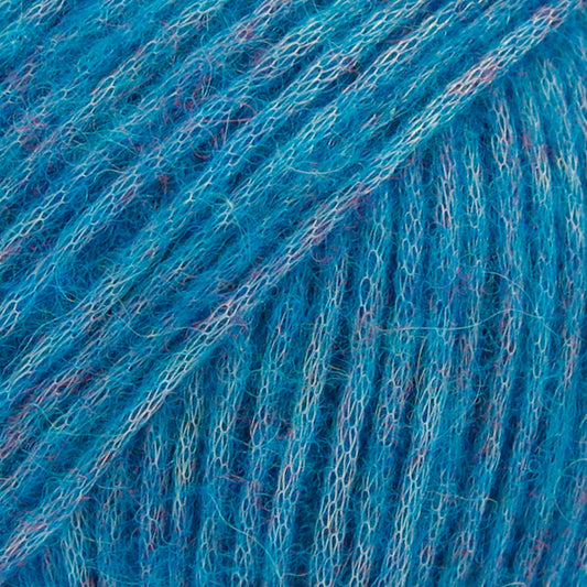 Detailaufnahme von der Wolle DROPS Air in der Farbe 11 pfauenblau.
