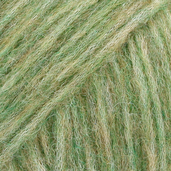 Detailaufnahme von der Wolle DROPS Air in der Farbe 12 moosgrün.
