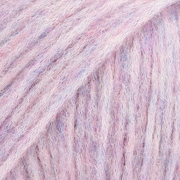 Detailaufnahme von der Wolle DROPS Air in der Farbe 15 lila nebel.
