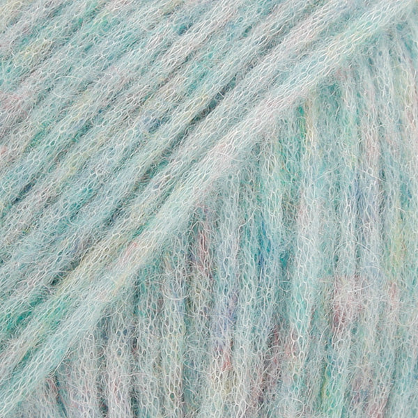 Detailaufnahme von der Wolle DROPS Air in der Farbe 27 aquamarin.