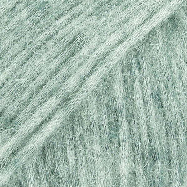 Detailaufnahme von der Wolle DROPS Air in der Farbe 30 salbeigrün.