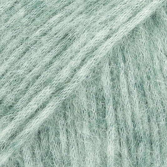 Detailaufnahme von der Wolle DROPS Air in der Farbe 30 salbeigrün.