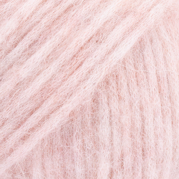 Detailaufnahme von der Wolle DROPS Air in der Farbe 33 rosa sand.