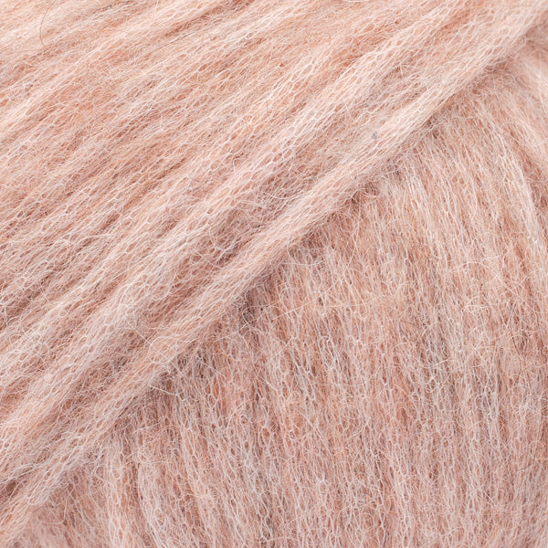 Detailaufnahme von der Wolle DROPS Air in der Farbe 34 rosa marmor.