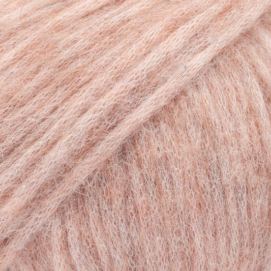 Detailaufnahme von der Wolle DROPS Air in der Farbe 34 rosa marmor.