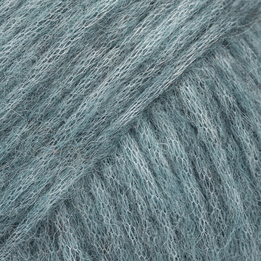 Detailaufnahme von der Wolle DROPS Air in der Farbe 45 nordsee.