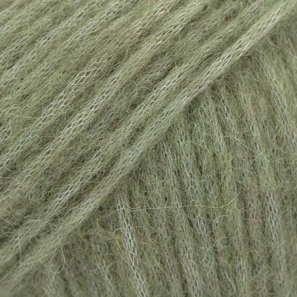 Detailaufnahme von der Wolle DROPS Air in der Farbe 48 antikgrün.