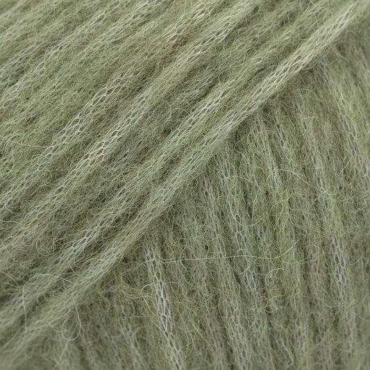 Detailaufnahme von der Wolle DROPS Air in der Farbe 48 antikgrün.
