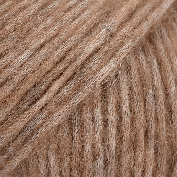 Detailaufnahme von der Wolle DROPS Air in der Farbe 49 eichel.