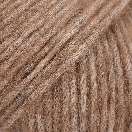 Detailaufnahme von der Wolle DROPS Air in der Farbe 49 eichel.