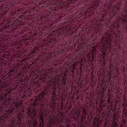 Detailaufnahme von der Wolle DROPS Air in der Farbe 59 weinrot.
