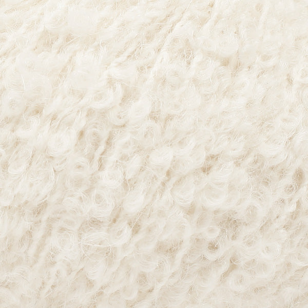 Detailaufnahme von der Wolle DROPS Alpaca Bouclé in der Farbe 0100 natur. 