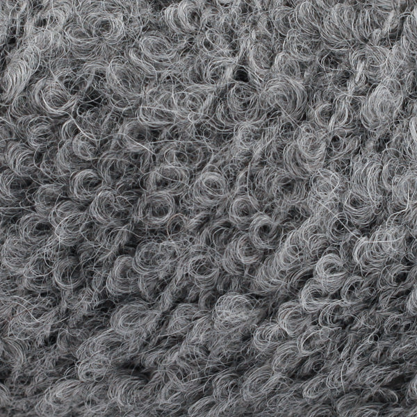 Detailaufnahme von der Wolle DROPS Alpaca Bouclé in der Farbe 0517 grau. 