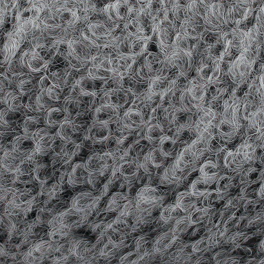 Detailaufnahme von der Wolle DROPS Alpaca Bouclé in der Farbe 0517 grau. 