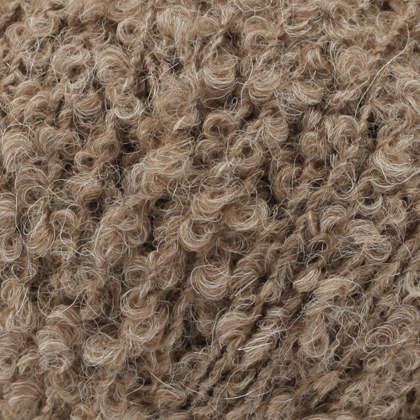 Detailaufnahme von der Wolle DROPS Alpaca Bouclé in der Farbe 0602 braun.