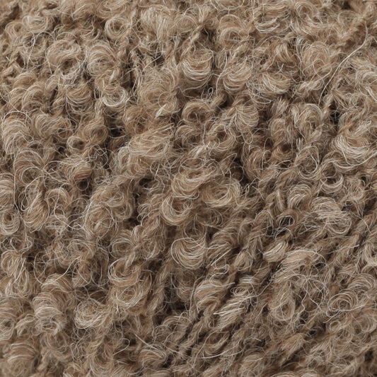 Detailaufnahme von der Wolle DROPS Alpaca Bouclé in der Farbe 0602 braun.