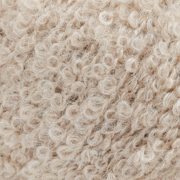 Detailaufnahme von der Wolle DROPS Alpaca Bouclé in der Farbe 2020 hellbeige. 