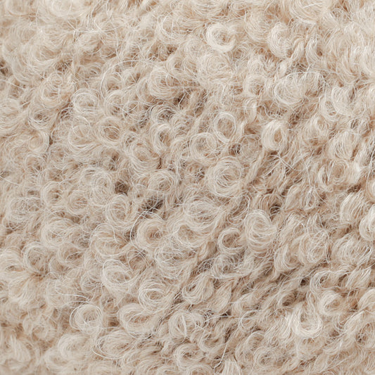 Detailaufnahme von der Wolle DROPS Alpaca Bouclé in der Farbe 2020 hellbeige. 