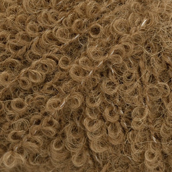 Detailaufnahme von der Wolle DROPS Alpaca Bouclé in der Farbe 8904 kastanie. 