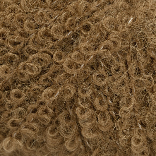 Detailaufnahme von der Wolle DROPS Alpaca Bouclé in der Farbe 8904 kastanie. 