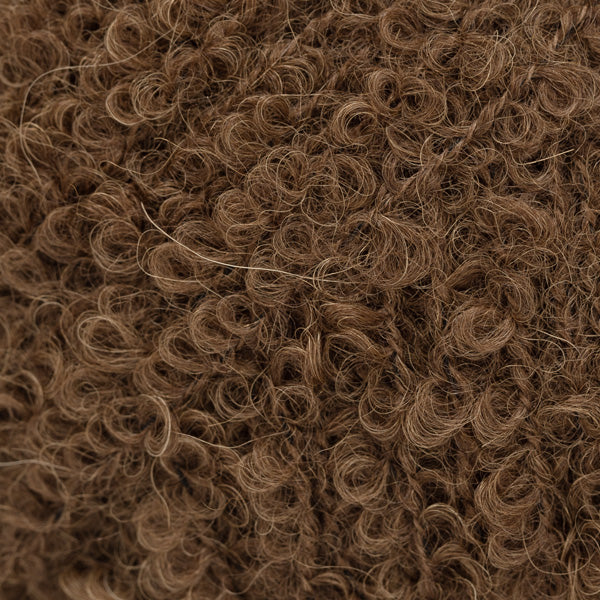 Detailaufnahme von der Wolle DROPS Alpaca Bouclé in der Farbe 8905 schokolade. 