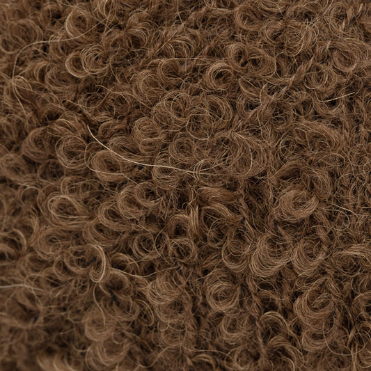 Detailaufnahme von der Wolle DROPS Alpaca Bouclé in der Farbe 8905 schokolade. 