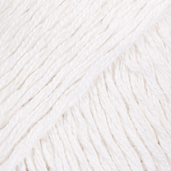 Detailaufnahme von der Wolle DROPS Belle in der Farbe 01 weiss.
