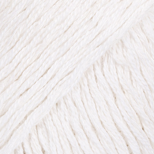 Detailaufnahme von der Wolle DROPS Belle in der Farbe 01 weiss.