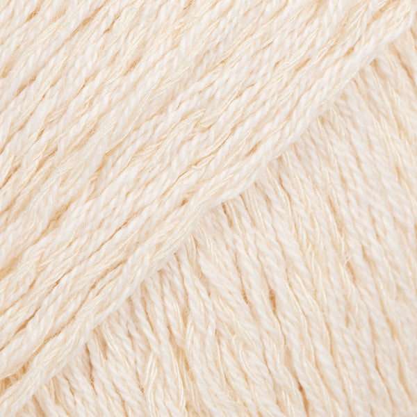Detailaufnahme von der Wolle DROPS Belle in der Farbe 02 natur.