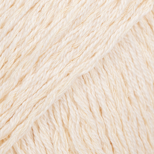 Detailaufnahme von der Wolle DROPS Belle in der Farbe 02 natur.
