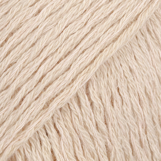 Detailaufnahme von der Wolle DROPS Belle in der Farbe 03 hellbeige.