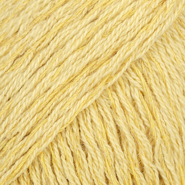 Detailaufnahme von der Wolle DROPS Belle in der Farbe 04 löwenzahn.