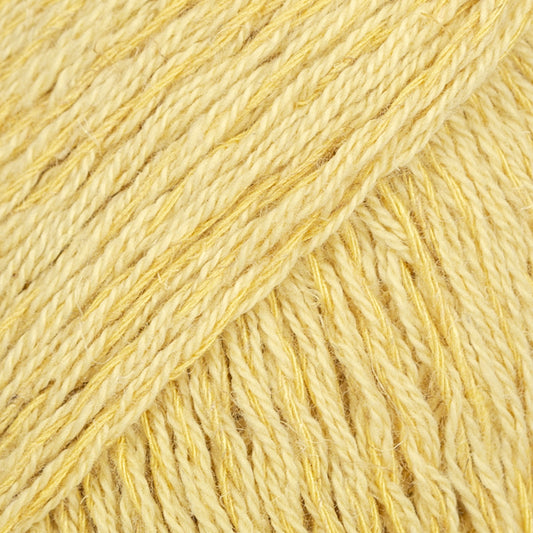 Detailaufnahme von der Wolle DROPS Belle in der Farbe 04 löwenzahn.