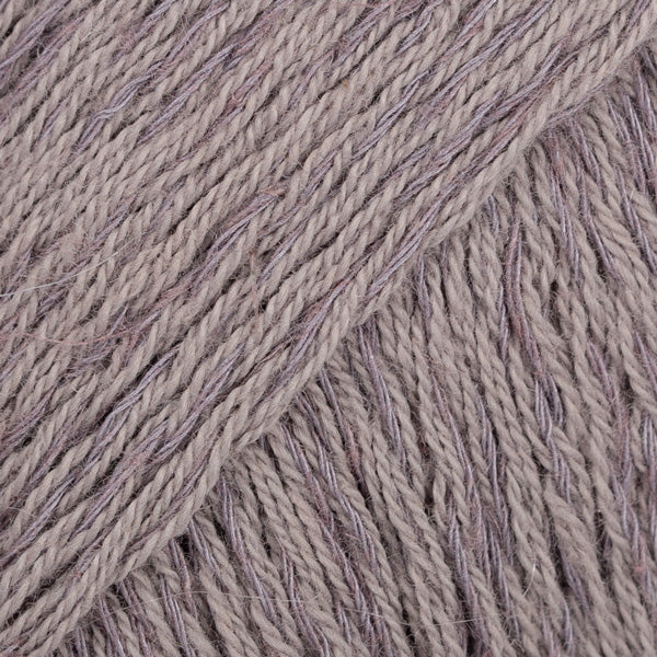 Detailaufnahme von der Wolle DROPS Belle in der Farbe 07 zink. Zink ist ein mittleres Grau mit einen lila Unterton.