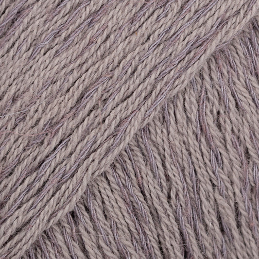 Detailaufnahme von der Wolle DROPS Belle in der Farbe 07 zink. Zink ist ein mittleres Grau mit einen lila Unterton.