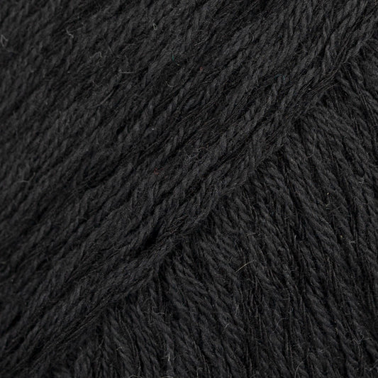 Detailaufnahme von der Wolle DROPS Belle in der Farbe 08 schwarz.