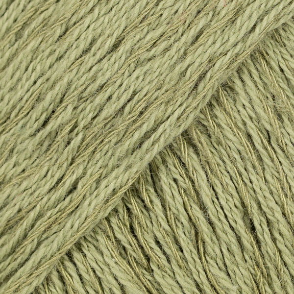 Detailaufnahme von der Wolle DROPS Belle in der Farbe 10 moosgrün.