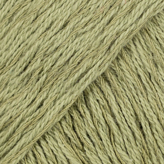 Detailaufnahme von der Wolle DROPS Belle in der Farbe 10 moosgrün.
