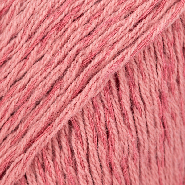 Detailaufnahme von der Wolle DROPS Belle in der Farbe 11 altrosa.