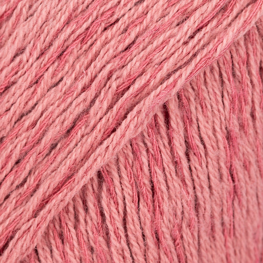 Detailaufnahme von der Wolle DROPS Belle in der Farbe 11 altrosa.