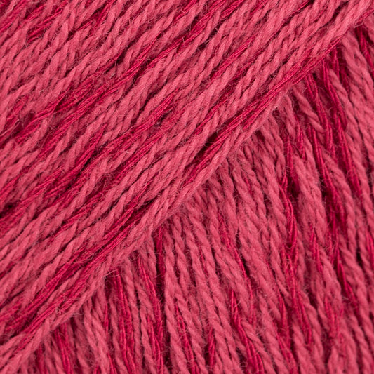 Detailaufnahme von der Wolle DROPS Belle in der Farbe 12 kirsche.