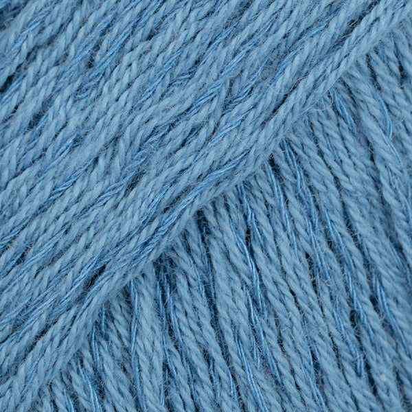 Detailaufnahme von der Wolle DROPS Belle in der Farbe 13 dunkel jeansblau.
