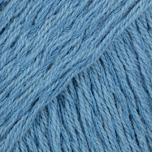 Detailaufnahme von der Wolle DROPS Belle in der Farbe 13 dunkel jeansblau.