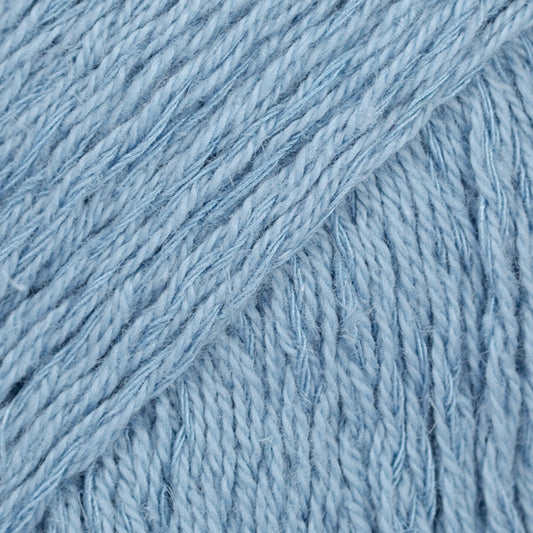 Detailaufnahme von der Wolle DROPS Belle in der Farbe 15 jeansblau.