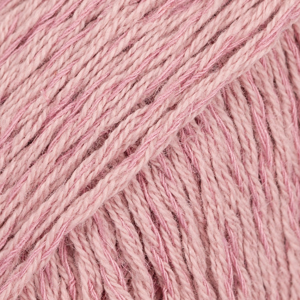 Detailaufnahme von der Wolle DROPS Belle in der Farbe 16 mauve.