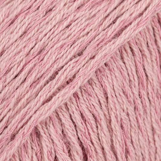 Detailaufnahme von der Wolle DROPS Belle in der Farbe 16 mauve.