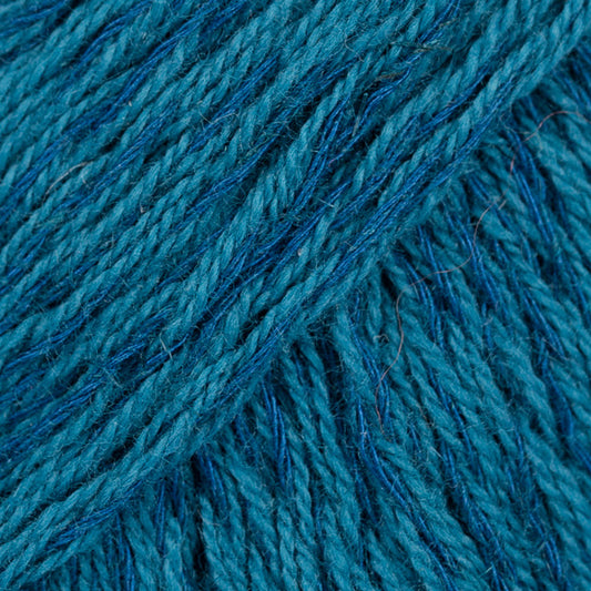 Detailaufnahme von der Wolle DROPS Belle in der Farbe 17 petrol.